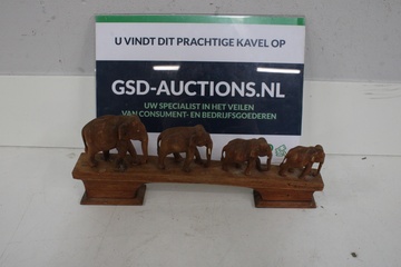 Afbeelding van Vintage Houten Olifantenfamilie op Brug