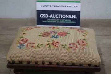 Afbeelding van Vintage Geborduurd Voetenbankje''