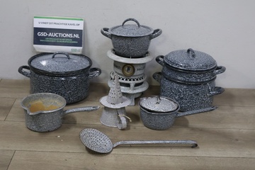 Afbeelding van Vintage emaille pannen, petroleumstel en schuimspaan 8 stuks