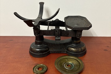 Afbeelding van Antieke gietijzeren weegschaal "DAVIES 96 HIGH ST"