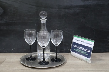 Afbeelding van Glazen karaf met 5 wijnglazen op een dienblad'