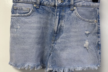 Afbeelding van lichtblauwe high waist mom shorts van Clockhouse in maat 38.