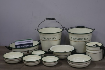 Afbeelding van Vintage emaillen emmers, kommen en melkkoker - Jaren '60