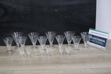 Afbeelding van Kristallen Set van 10 Wijnglazen & 6 Likeurglazen''