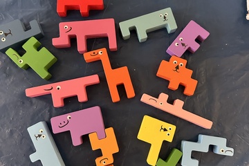 Afbeelding van Kleurrijk houten balansspel met speelse dierenvormen.    De