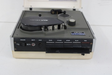 Afbeelding van Vintage Draagbare AKAI Videocassetterecorder