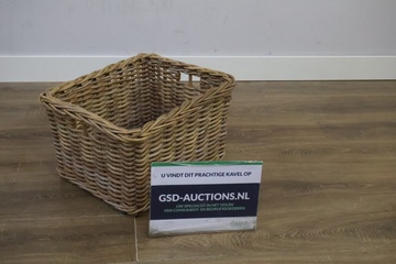 Afbeelding van Stevig Vierkante Rieten Mand