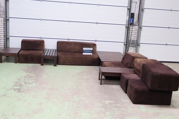 Afbeelding van Grote Modulaire Bank met Bijpassende Houten Tafels