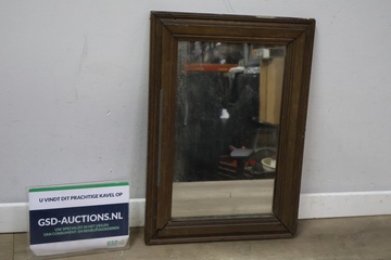 Afbeelding van Antieke wandspiegel met een houten lijst