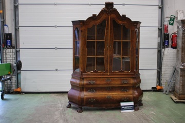 Afbeelding van Antiek Notenhouten Vitrinekast