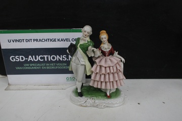 Afbeelding van Porseleinen Beeldje van Koppel in Traditionele Klederdracht