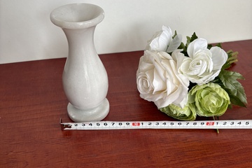 Afbeelding van Witte marmeren vaas met kunstbloemen  (**3)