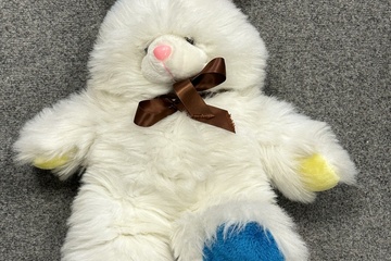 Afbeelding van Grote knuffel konijn ± 50 cm – Wit met gekleurde accenten