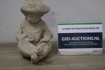 Afbeelding van Betonnen tuinbeeld zittend kind met hoed''