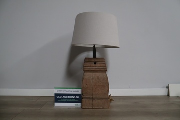 Afbeelding van Houten balusterlamp met stoffen kap