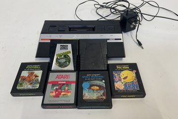 Afbeelding van Vintage Atari Gameconsole met 6 Spellen