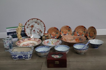 Afbeelding van Mix van Aziatische servies, beeldje en kistje 19 stuks