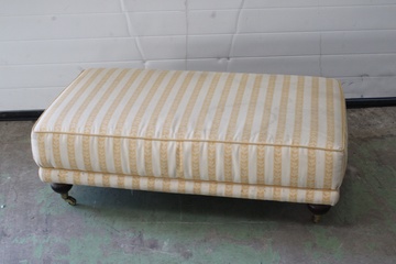 Afbeelding van Antiek Gestoffeerde Poef of Wieltjes