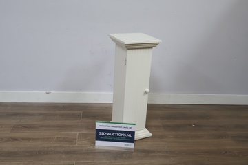 Afbeelding van Witte smalle kast met deurtje