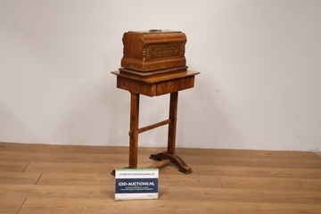Afbeelding van Antiek Houten Naaikast/tafel met Machine