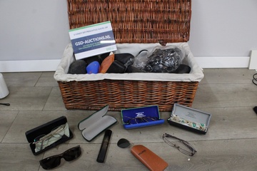 Afbeelding van Mand Vol Brillen & Zonnebrillen