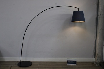 Afbeelding van Zwart Metalen Booglamp met Donkerblauwe Kap