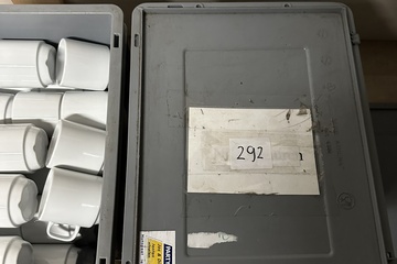 Afbeelding van 292. Kratten met kopjes wit