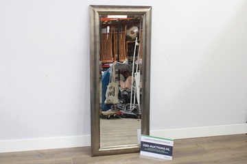 Afbeelding van Rechthoekige Wandspiegel in Zilverkleurige Houten Lijst''