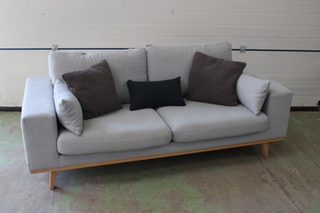 Afbeelding van Grijs Gestoffeerde 2-Zitsbank met Houten Onderstel''