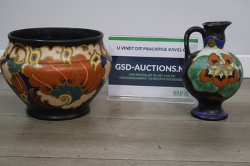 Afbeelding van Aardewerk bloempot en kruik van Gouda Holland