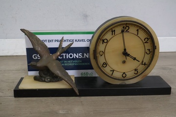 Afbeelding van Antiek Duitse Mantelklok van Natuursteen met Bronzen Vogel