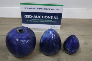 Afbeelding van Blauwe vaas en eivormige kunstobject 2 stuks