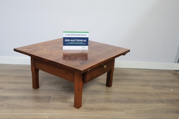 Afbeelding van Vierkante houten salontafel met lade