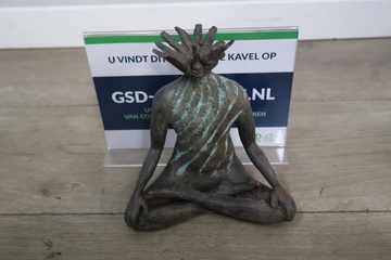 Afbeelding van Aardewerk beeldje van een mediterende figuur