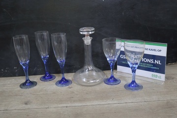 Afbeelding van 3 Glazen Champagne Fluitjes & 2 Wijnglazen met Decanter