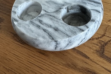 Afbeelding van ​U​ Ronde marmeren kaarsenhouder met 3 uitsparingen    Stijl