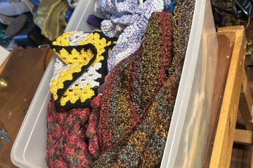 Afbeelding van Grote witte kist met gehaakte spullen – divers / onbekend