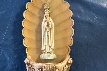 Afbeelding van religieus wijwaterbakje voor wandmontage met een beeldje van