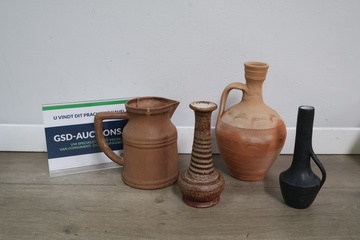 Afbeelding van Aardewerk kruiken en vazen