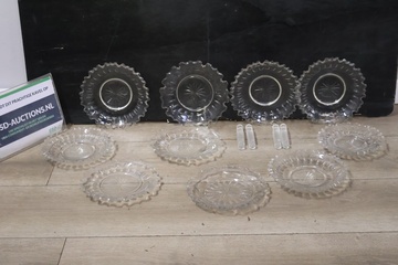 Afbeelding van Vintage kristallen schaaltjes 10 stuks en 4 messenleggers