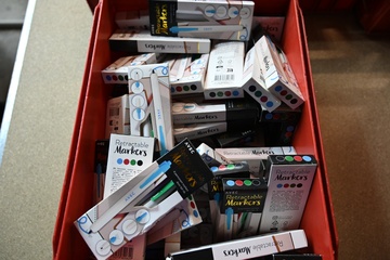Afbeelding van Bak vol met markers/ stiften