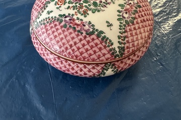 Afbeelding van handbeschilderde porseleinen dekschaal / bonbonnière met rij