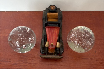 Afbeelding van 2 glazen paapierperssen  en klassieke auto