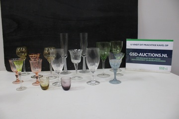 Afbeelding van Collectie van 17 Decoratieve Gekleurde Drankglazen