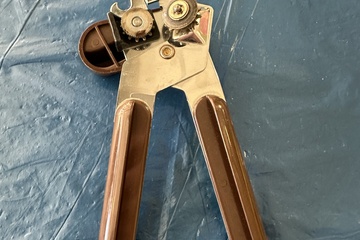 Afbeelding van Originele Leifheit blikopener in bruine uitvoering.  Degelij