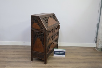 Afbeelding van Antiek Houten Secretaire met Houtsnijwerktaferelen