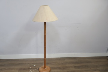 Afbeelding van Klassieke Houten Vloerlamp