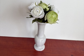 Afbeelding van Witte marmeren vaas met kunstbloemen  (**2)