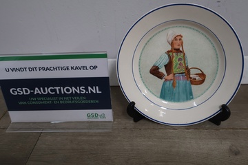 Afbeelding van Vintage Sierbord van Dame In Traditionele Klederdracht