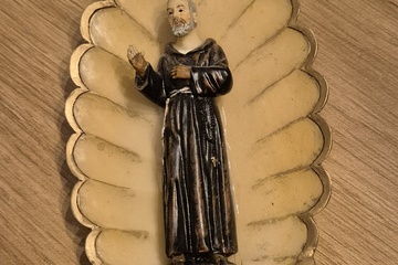 Afbeelding van Wijwaterbakje met beeld van Pater Pio